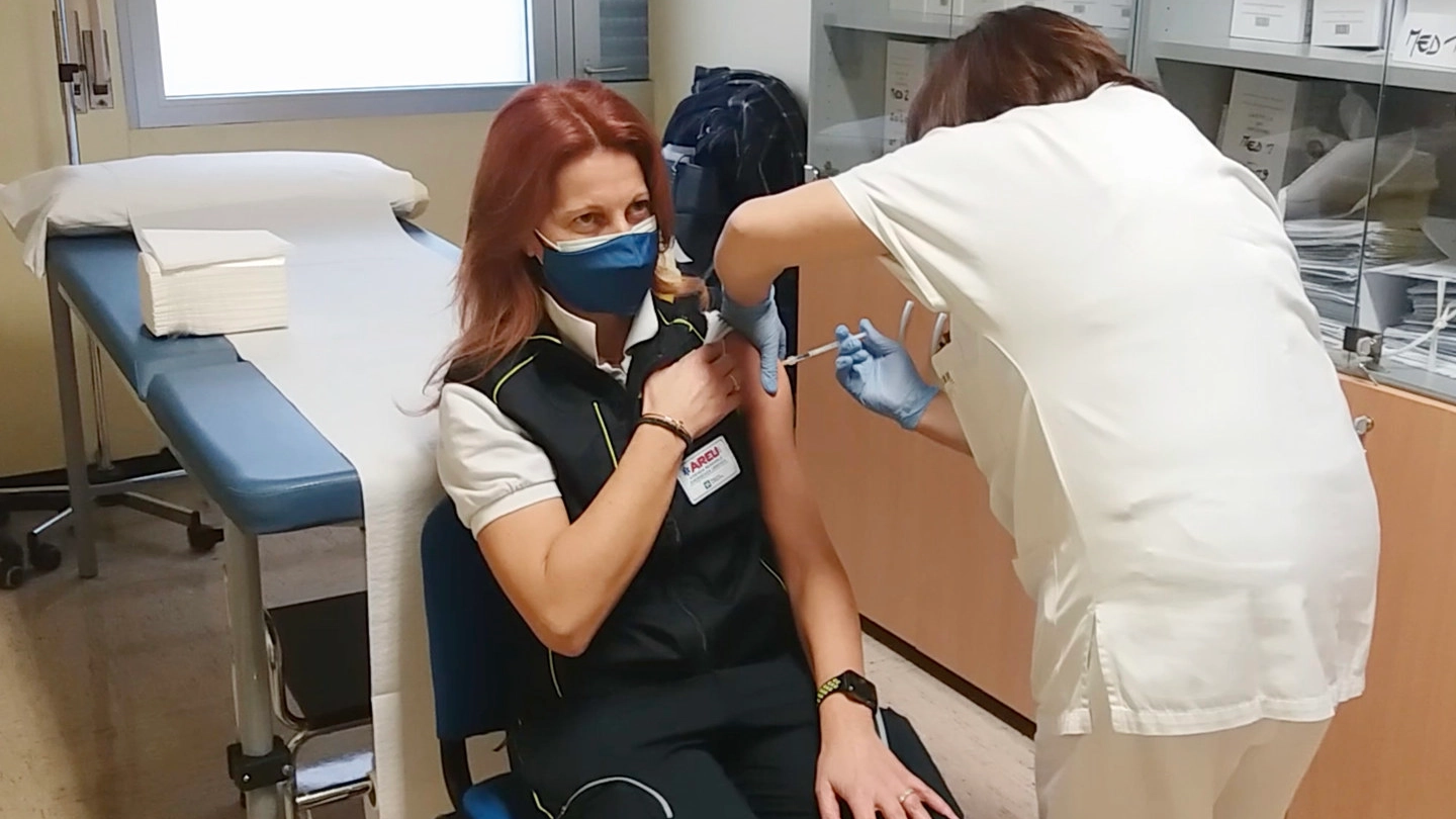 Sabina Campi, responsabile di Areu Varese, riceve il vaccino