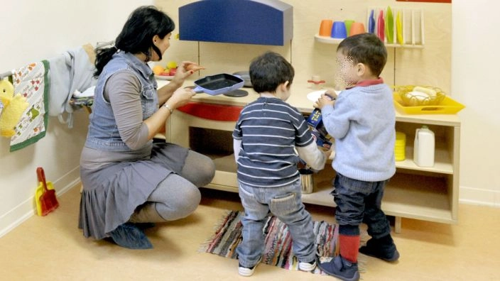 Bambini in un asilo nido con educatrice