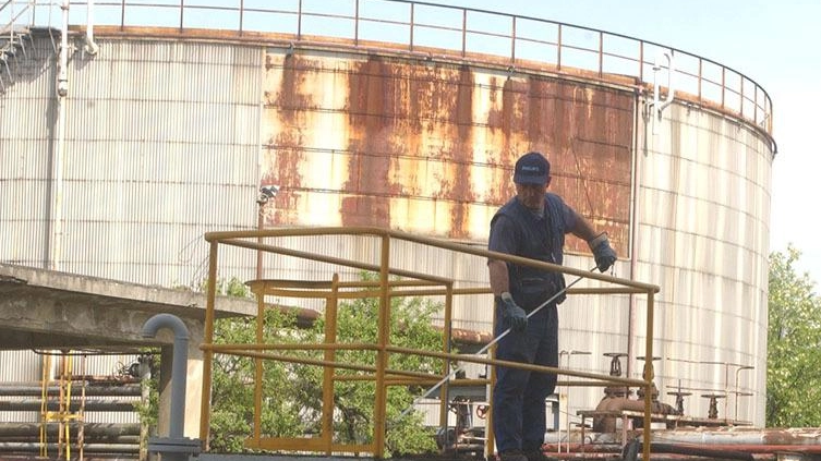 Lombarda Petroli e veleni Tregua per la bonifica Lombarda Petroli e veleni Tregua per la bonifica