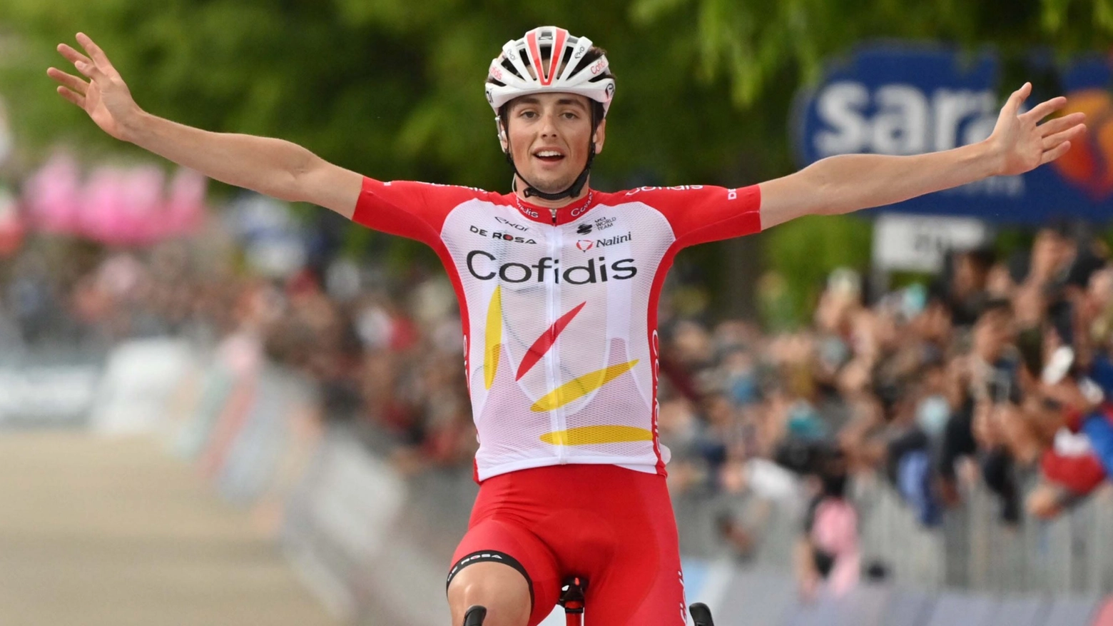 Victor Lafay vince a braccia alzate (foto Giro d'Italia)