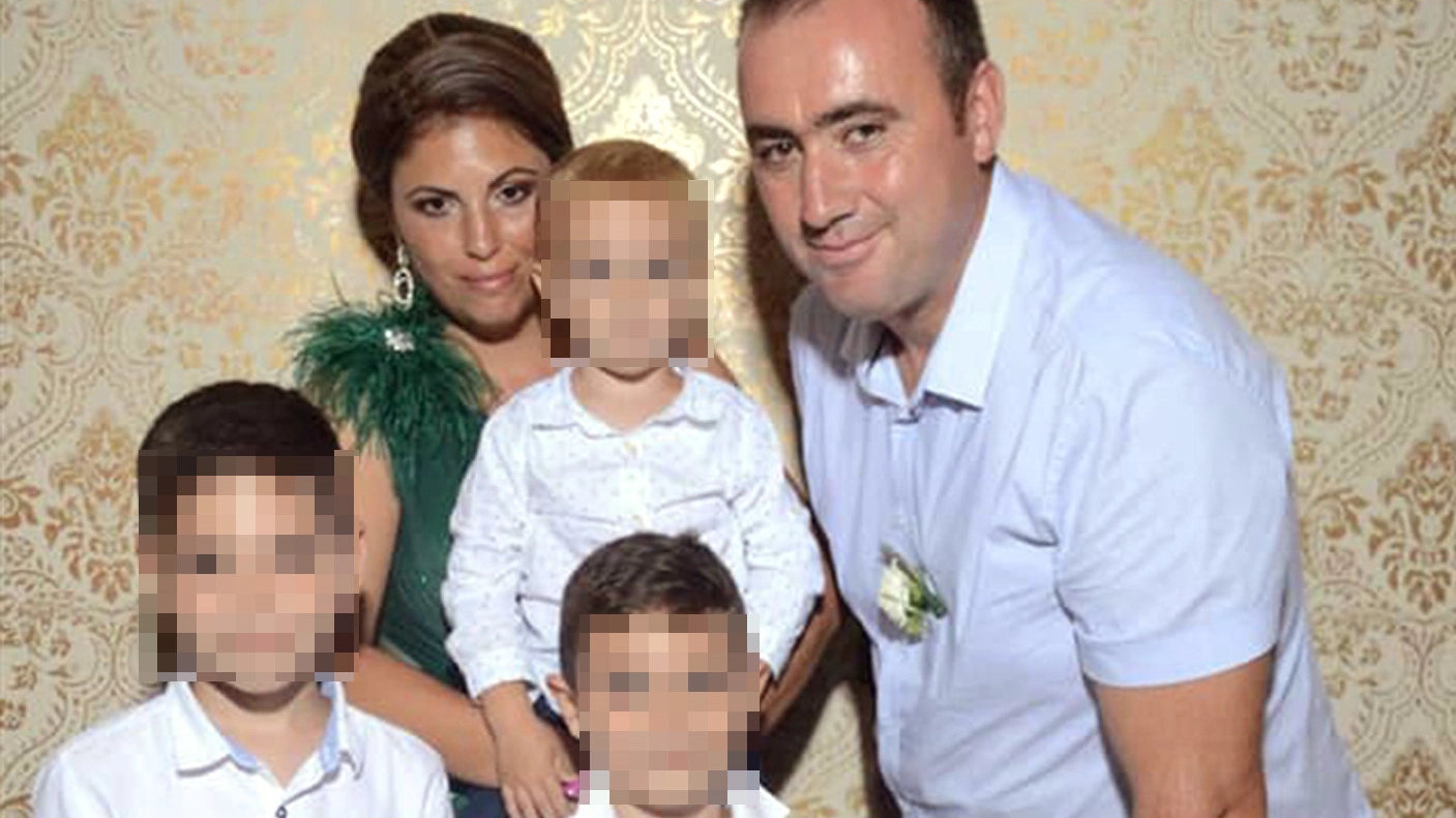 Ioan Vlonga, 40 anni, con la famiglia: moglie e tre bambini in tenera età
