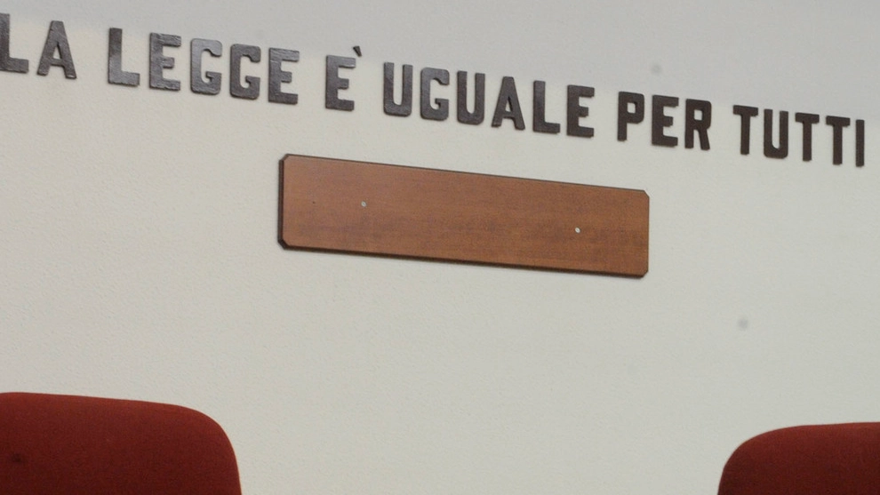 La loro relazione, che continua tutt’ora, era cominciata con lui appena maggiorenne e lei non ancora 14enne. Hanno seguito abbracciati l’udienza del processo