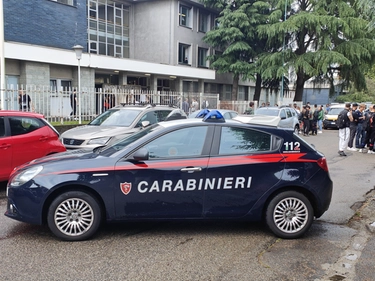 Abbiategrasso, terrore all’Istituto Alessandrini. Gli studenti: “Abbiamo cercato di proteggere la prof accoltellata”