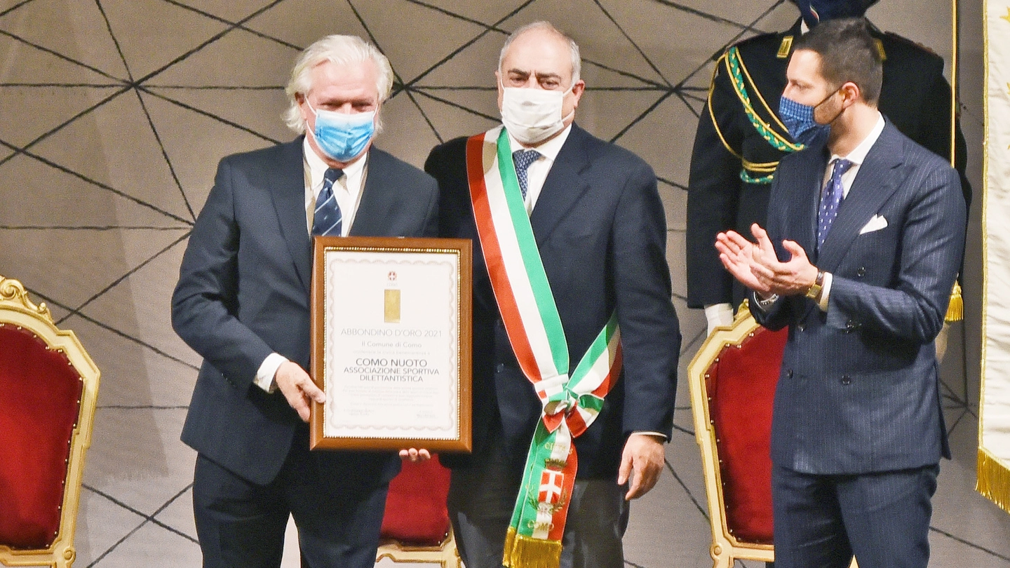 Il presidente della Como Nuoto Mario Bulgheroni, ha ricevuto l’Abbondino d’oro 