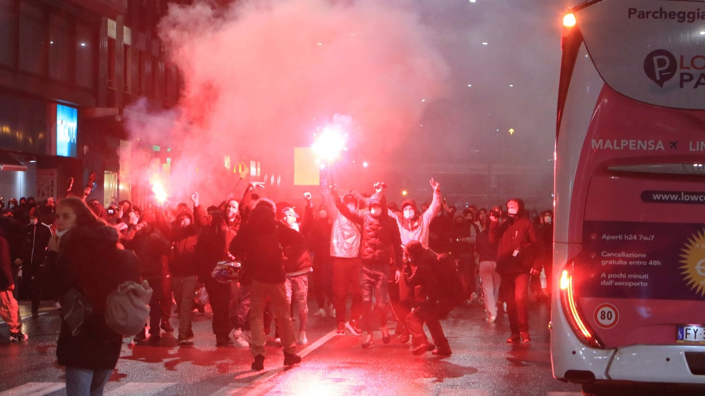 Protesta violenta contro il coprifuoco a Milano