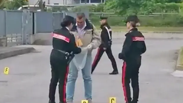 Regolamento di conti Spranghe e spari Poi fuggono tutti tra sangue e bossoli Regolamento di conti Spranghe e spari Poi fuggono tutti tra sangue e bossoli