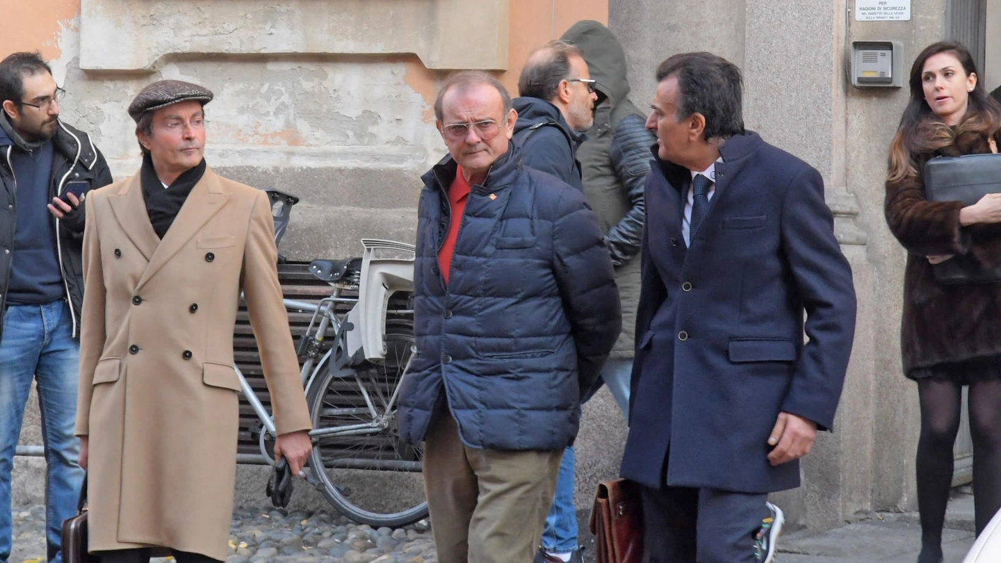 Claudio Rampini, 63 anni, al centro con il giubbotto all’uscita dal Tribunale