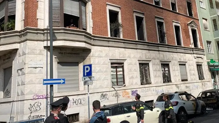 Il palazzo di via Vasari colpito dall'incendio Il palazzo di via Vasari colpito dall'incendio