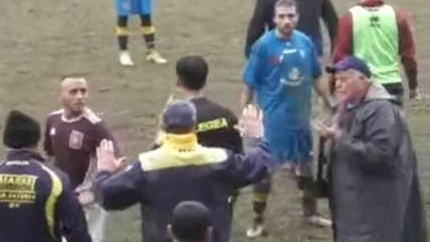 Scene di ordinaria follia sui campi da calcio nei campionati dilettantistici e giovanili Scene di ordinaria follia sui campi da calcio nei campionati dilettantistici e giovanili