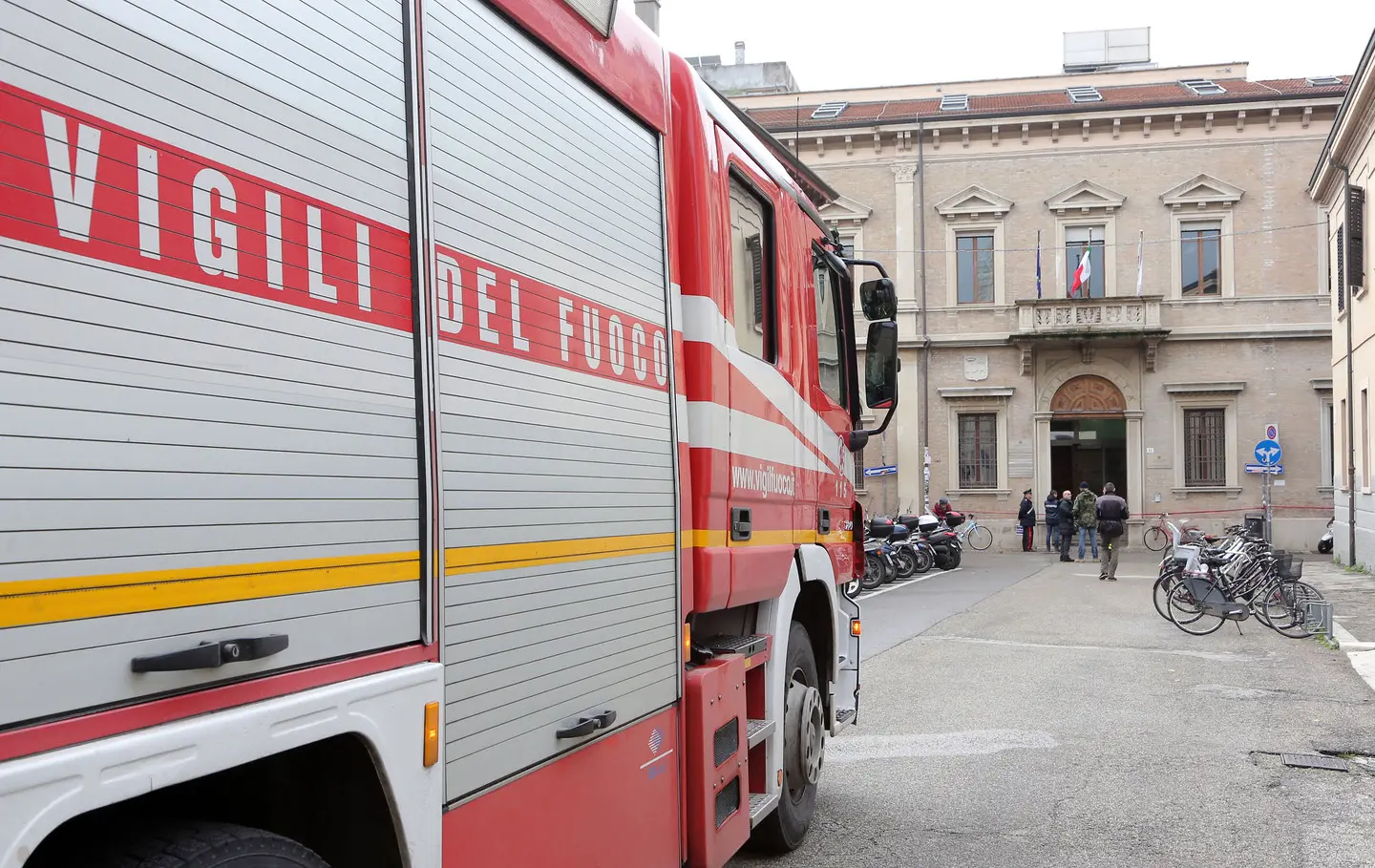 Fuga gas in un appartamento, intervengono i pompieri