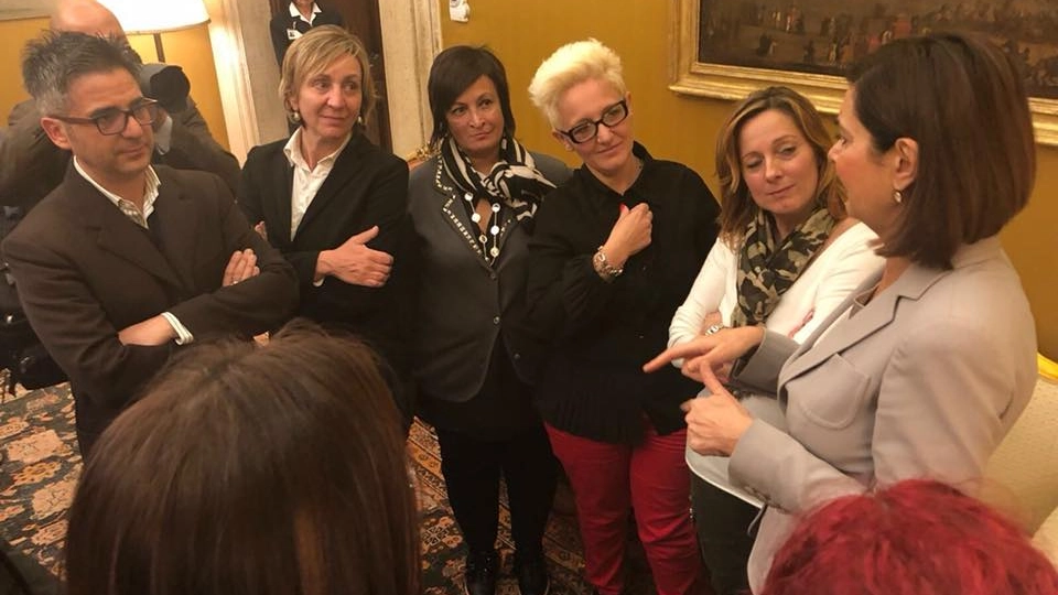 Laura Boldrini  su facebook con le lavoratrici Canali