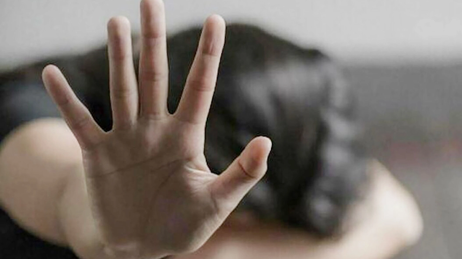 La ragazza sarebbe stata abusata per circa 12 ore in una stanza di motel