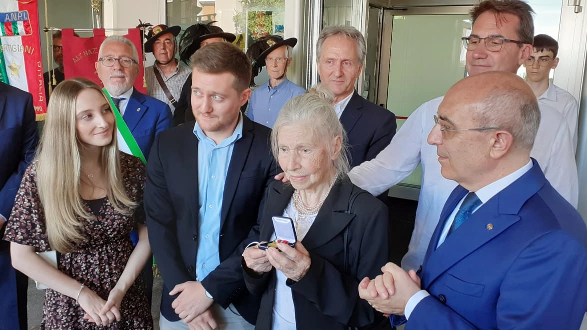 La cerimonia per ricordare Laura Prati a Cardano (foto cortesia Malpensa24) La cerimonia per ricordare Laura Prati a Cardano (foto cortesia Malpensa24)
