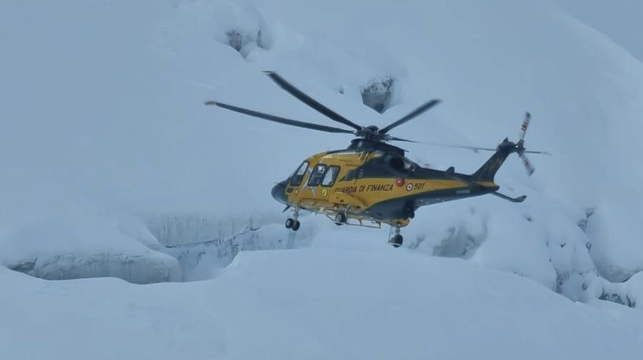 L'elicottero sullo Stelvio alla ricerca dello sciatore disperso