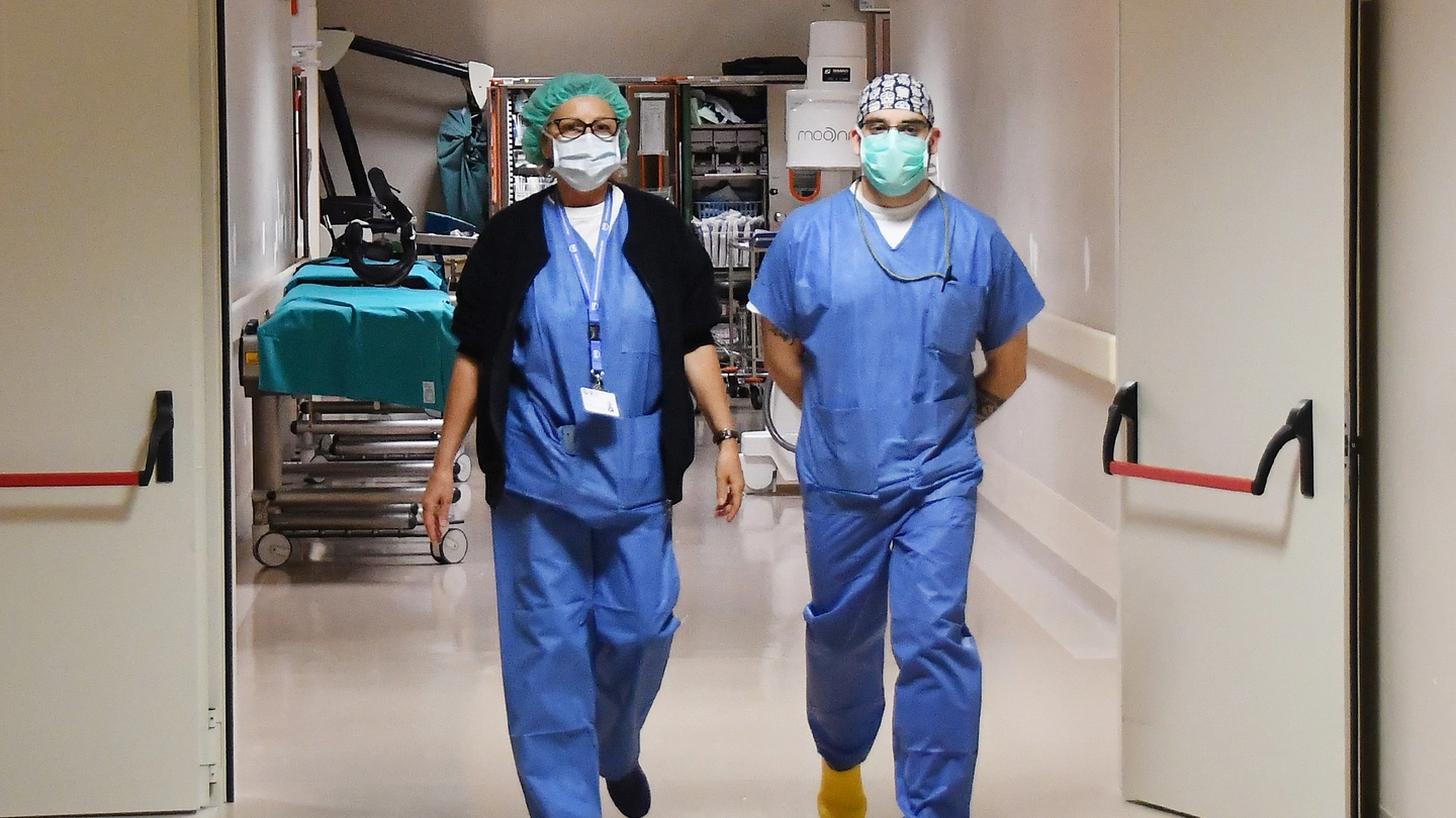 Infermieri in una corsia d'ospedale