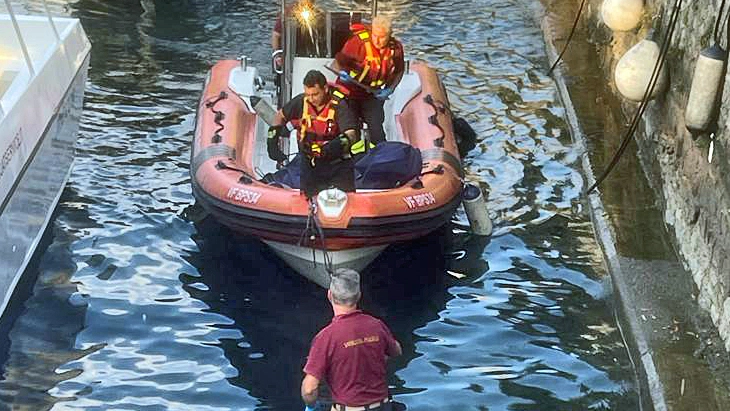 Le operazioni di recupero del corpo del 52enne annegato nel Lario