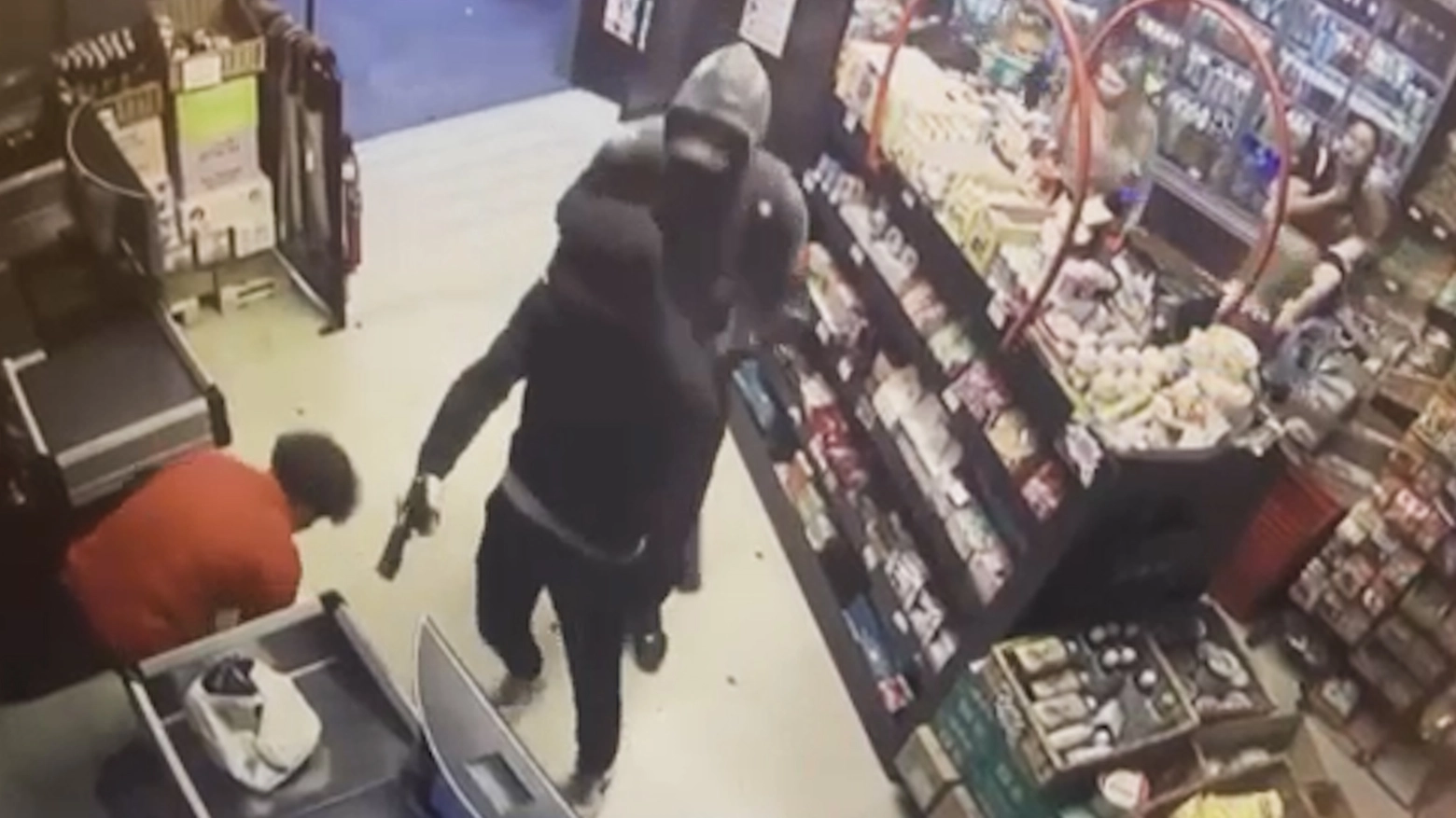 Un frame del video della rapina in via Paolo Sarpi a Milano