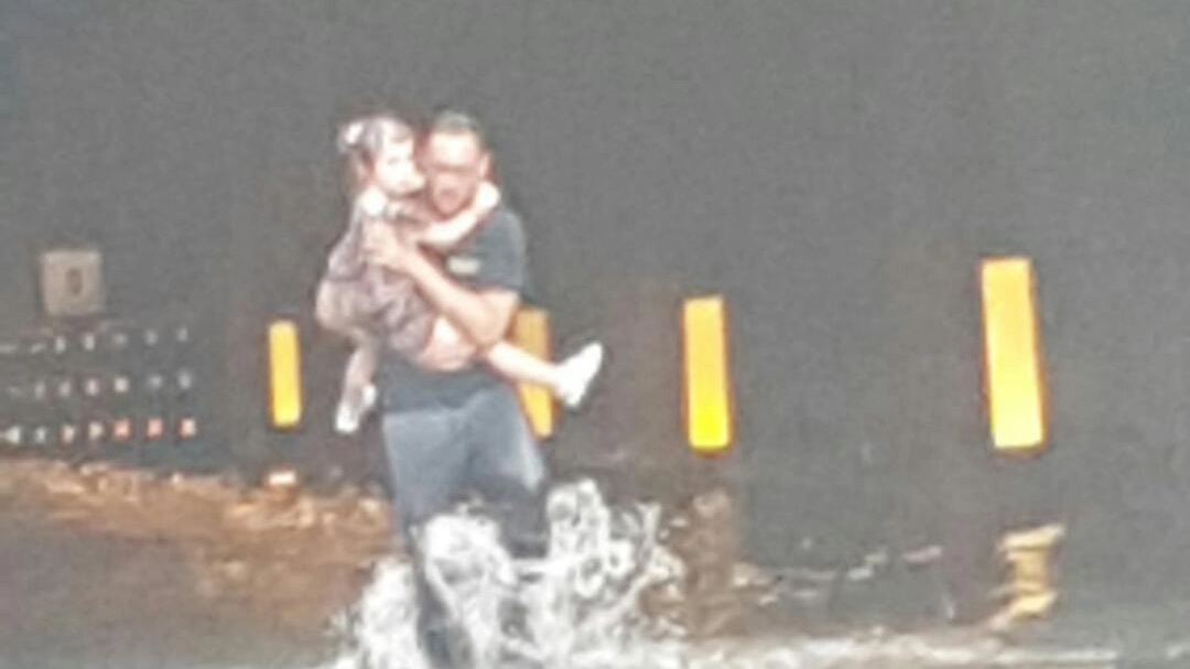 Un soccorritore salva una bambina