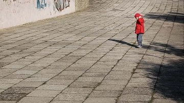 Olgiate Molgora, bimbo di 2 anni scappa di casa: ritrovato dai vigili mentre cammina in strada