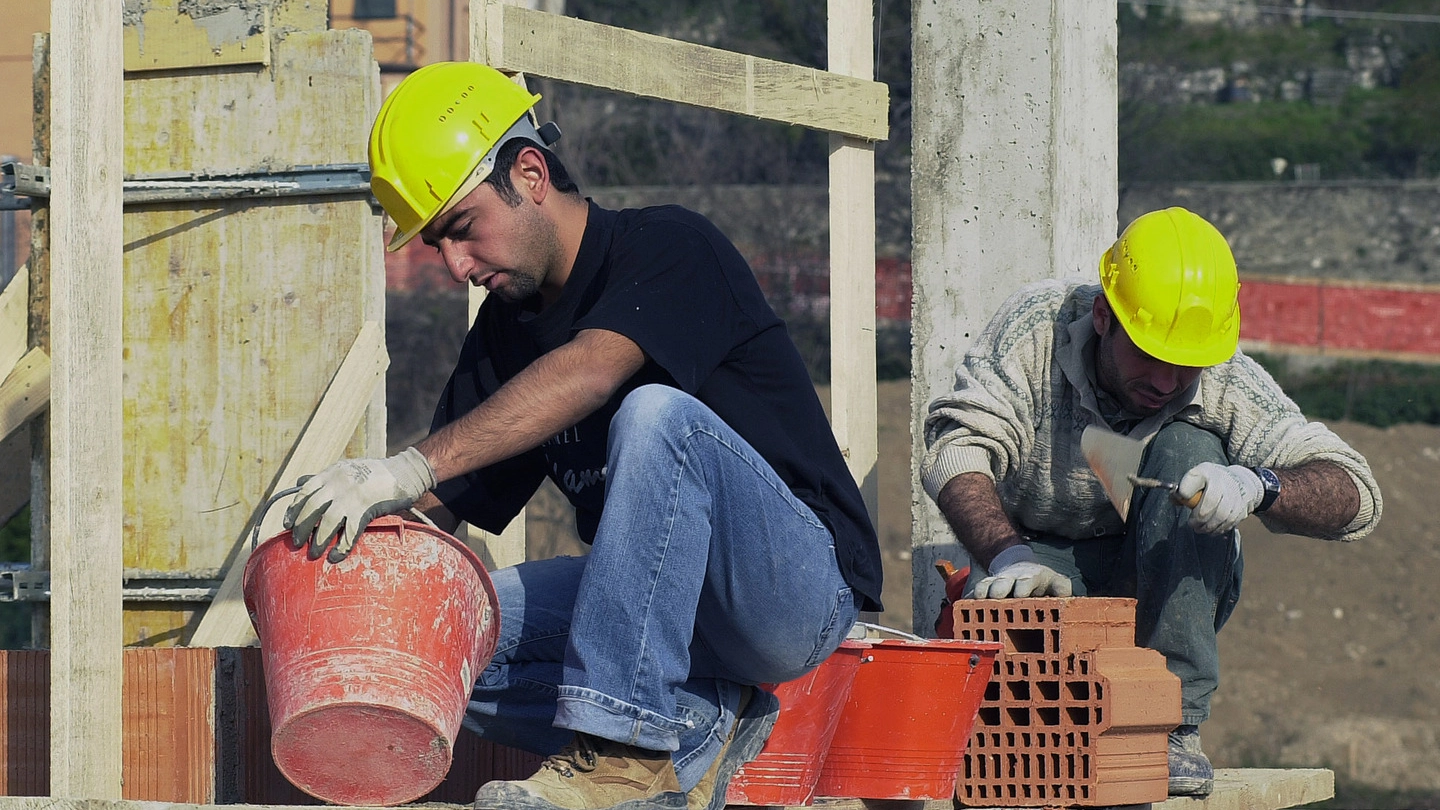 Due addetti del settore costruzione al lavoro  in un cantiere Nel Lodigiano sono impiegate 4.748 persone