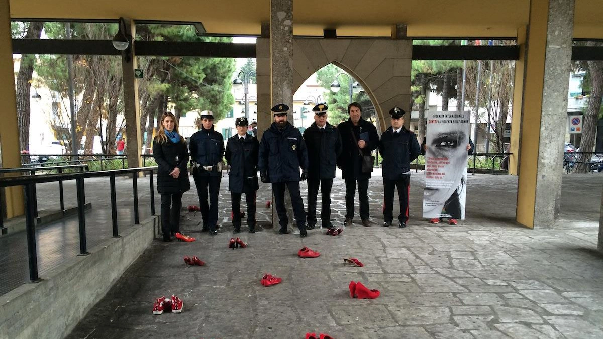 Le scarpe rosse davanti al Comune: parte il progetto "Violenza di genere"