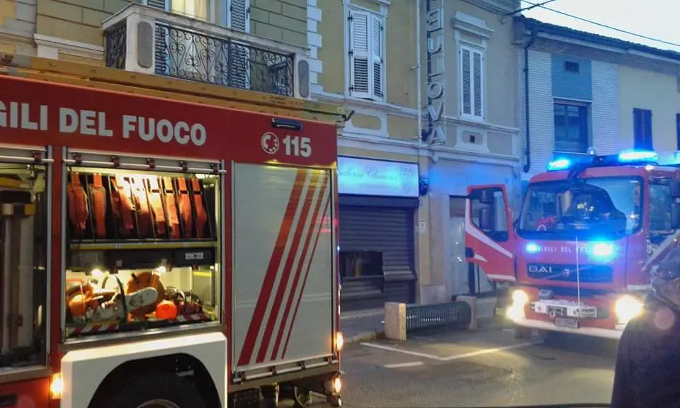 Dall'oreficeria esce fumo: intervengono i pompieri