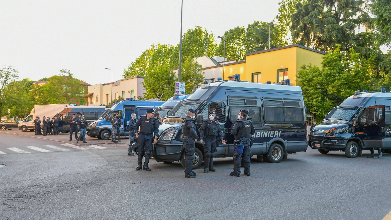 Intervento Polizia e Carabinieri antisommossa nel quartiere San Siro 
