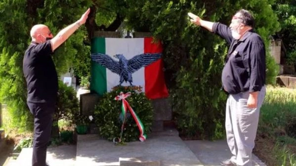 Saluti romani e bandiere al cimitero di Cremona: una ventina di nostalgici per i morti della Rsi