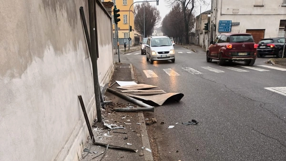 il muro contro cui si è schiantata l'auto che ha perso il controllo a Codogno