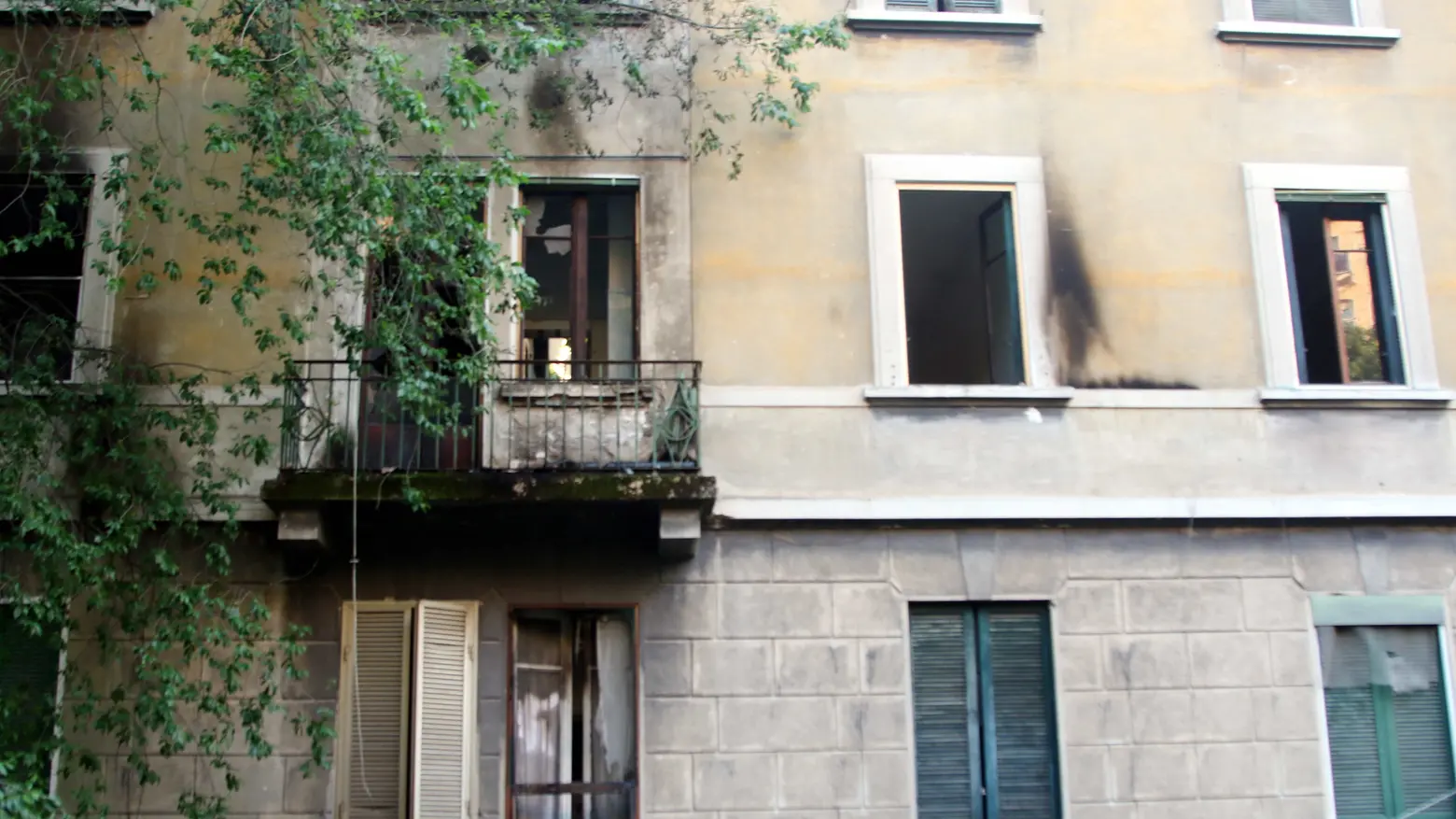 Le finestre dello stabile del Gratosoglio colpite dalle bottiglie incendiarie Le finestre dello stabile del Gratosoglio colpite dalle bottiglie incendiarie