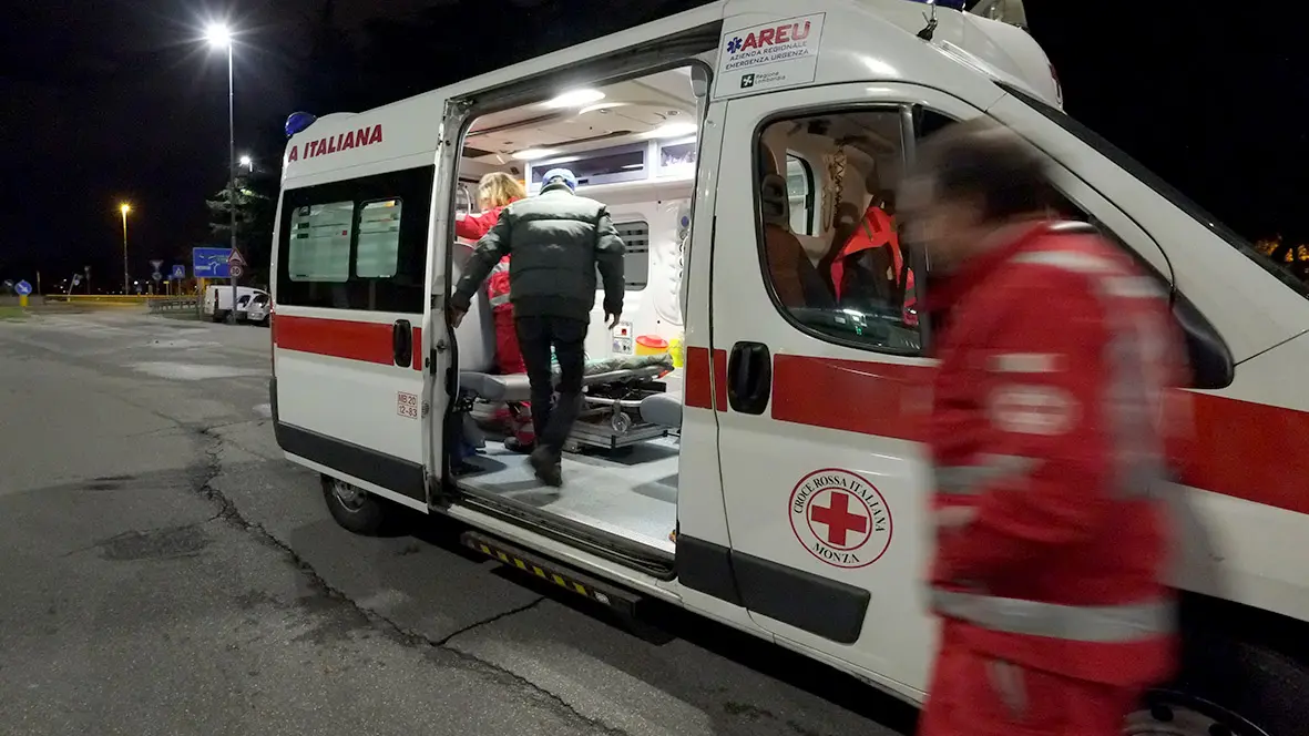 L'ambulanza è intervenuta nella notte in corso Como L'ambulanza è intervenuta nella notte in corso Como