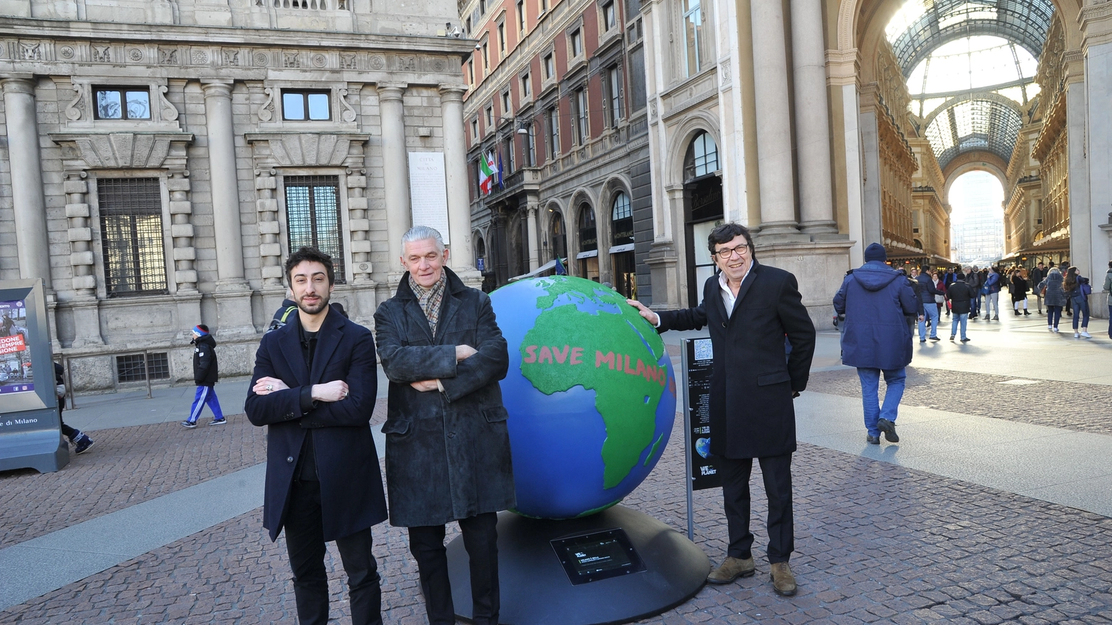 Milano, posizionato globo d'artista in piazza della Scala