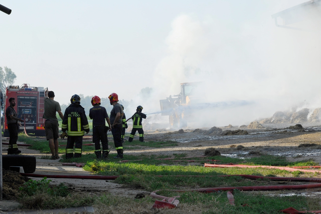 L'incendio nell'azienda agricola Cossa a Buccinasco