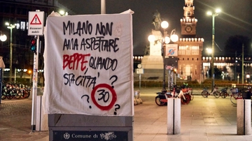 Milano, striscioni per la città a 30 all’ora: “Cosa aspetta il sindaco Beppe Sala? Stanotte è morto un altro ciclista”