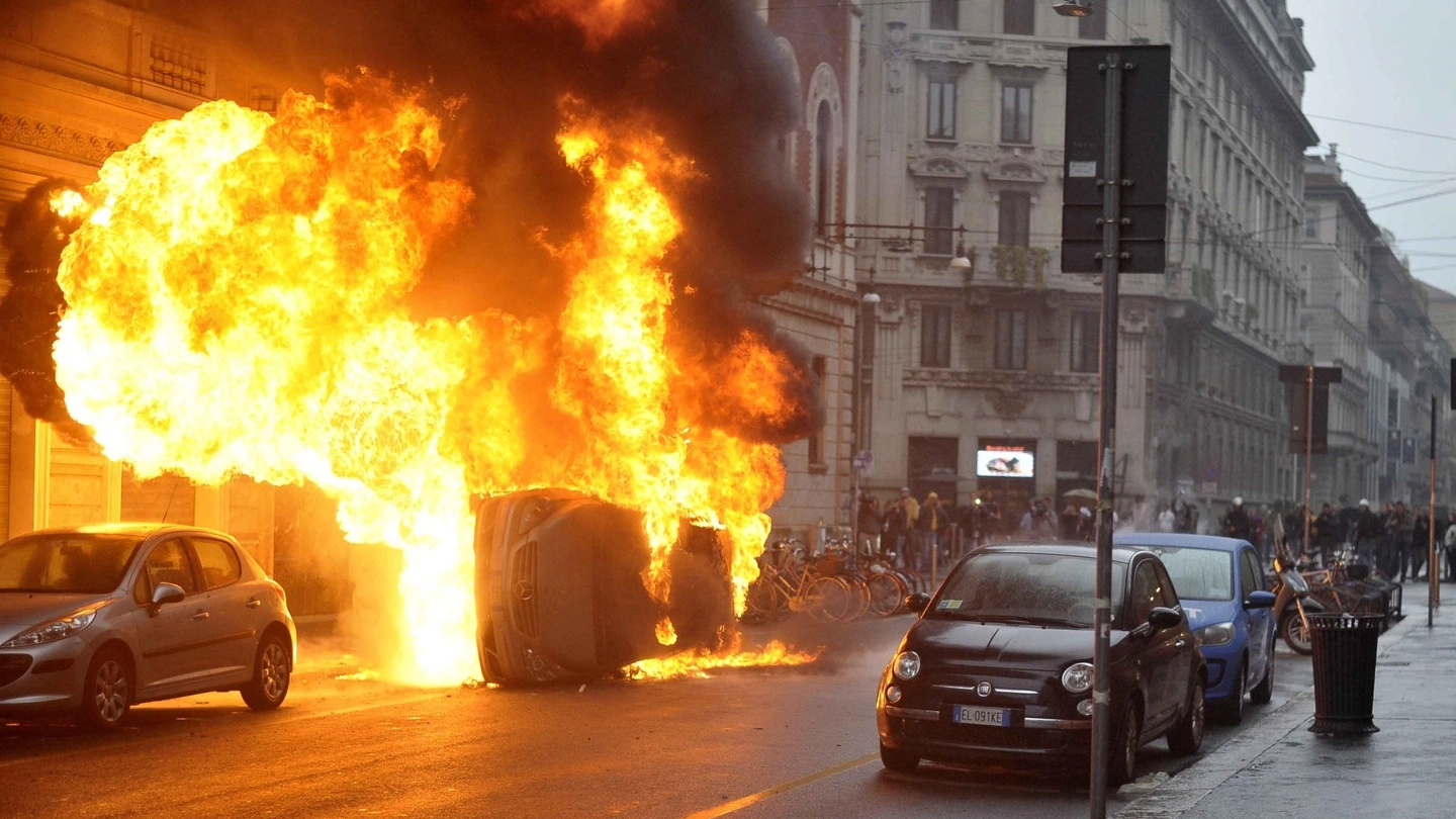 Auto incendiata negli scontri a Milano