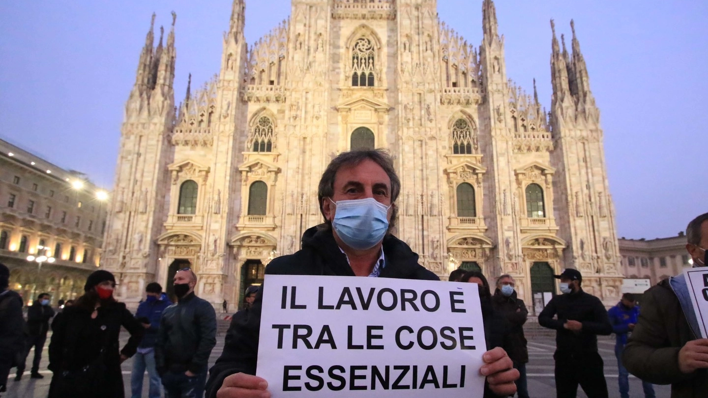 Manifestazione in Duomo contro il lockdown