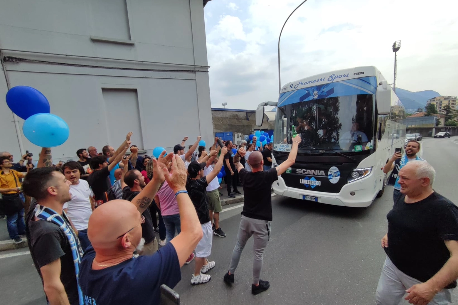 Il pullman della squadra accolto dai tifosi all'arrivo allo stadio dopo l'impresa di Cesena