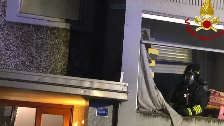 Fuoco al piano rialzato dello stabile In ospedale accumulatrice seriale Fuoco al piano rialzato dello stabile In ospedale accumulatrice seriale