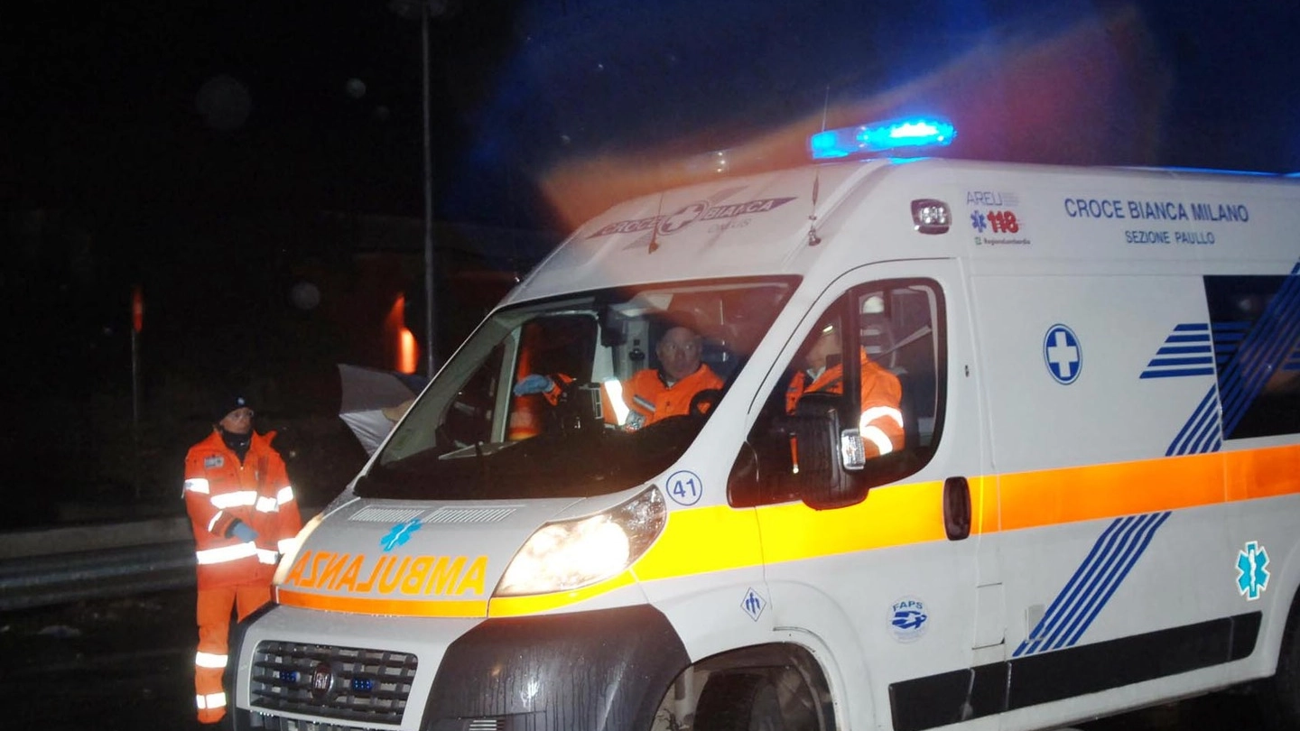 I SOCCORSI L’arrivo dell’ambulanza ieri sera al bar cinese sulla via Emilia