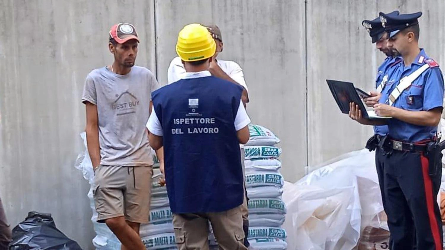 Sui tetti senza protezioni Controlli dall’alto con l’elicottero e raffica di sanzioni alle imprese Sui tetti senza protezioni Controlli dall’alto con l’elicottero e raffica di sanzioni alle imprese