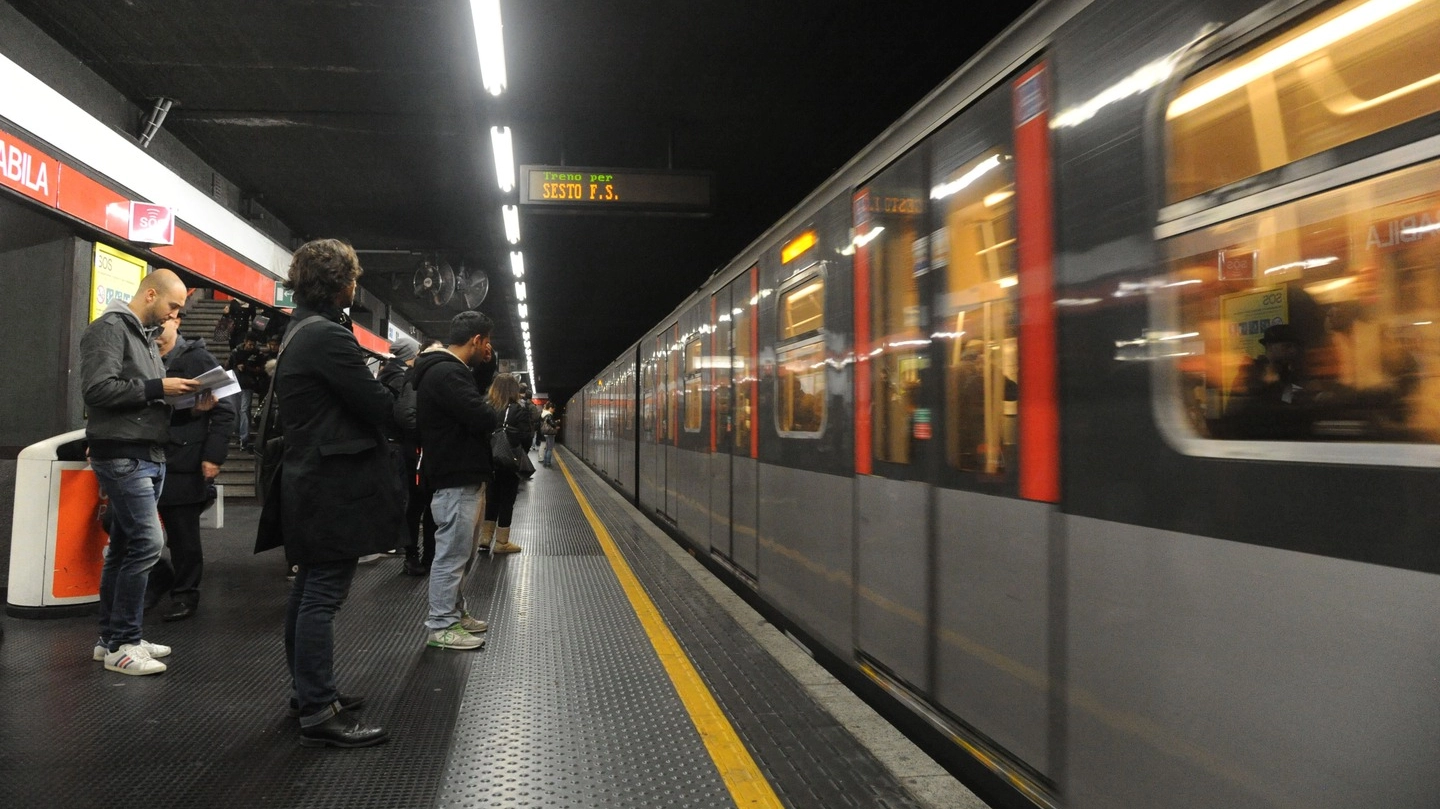 Metropolitana rossa M1 a Milano (Foto archivio)