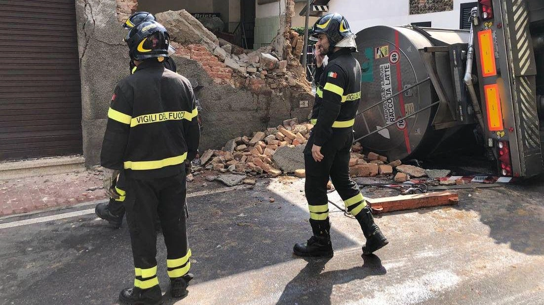 Schianto con la cisterna del latte Casa sventrata, resta l’emergenza Schianto con la cisterna del latte Casa sventrata, resta l’emergenza