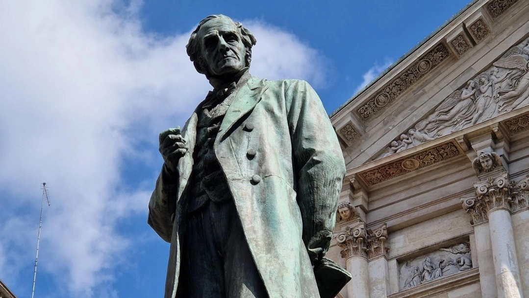 La statua di Alessandro Manzoni in piazza San Fedele (Facebook Comune di Milano)