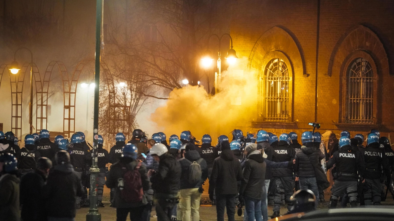 Poliziotti in azione durante la manifestazione di Torino