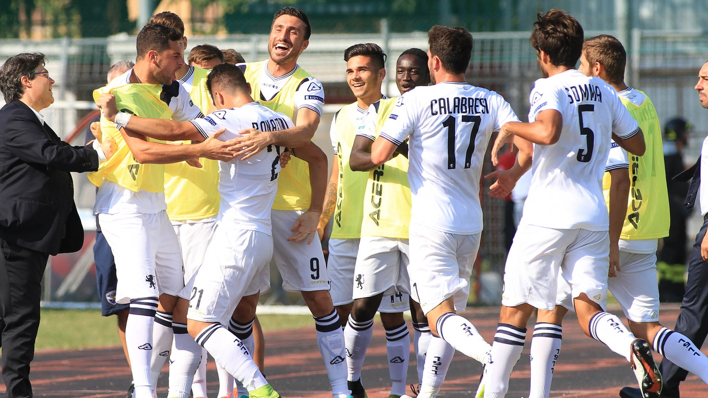 Il Brescia festeggia il gol dell'1-0 di Bonazzoli