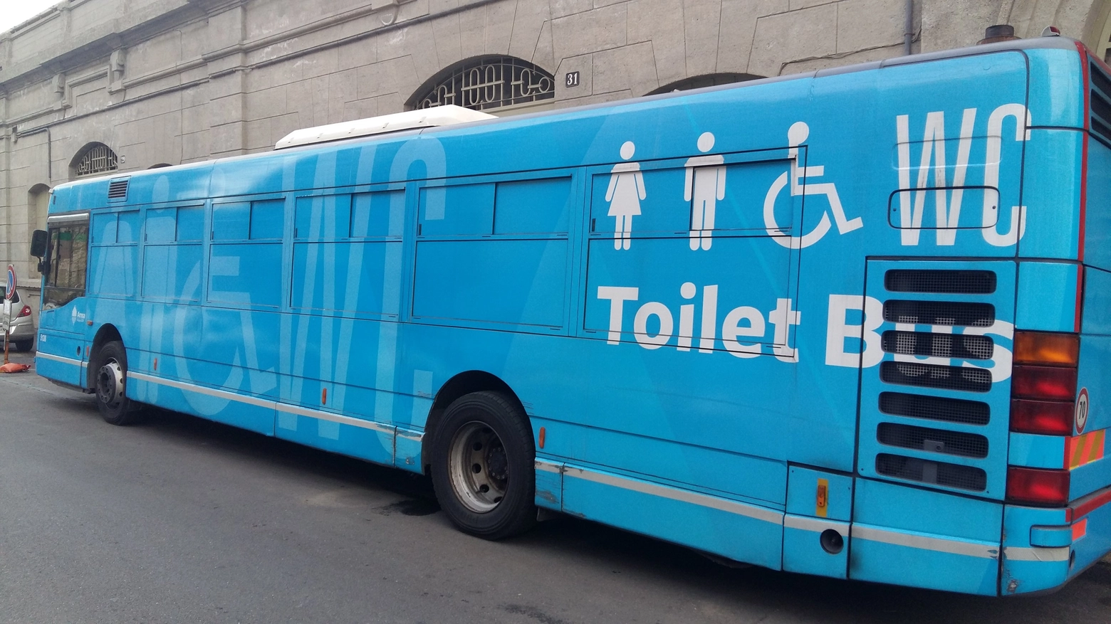 Toilet bus