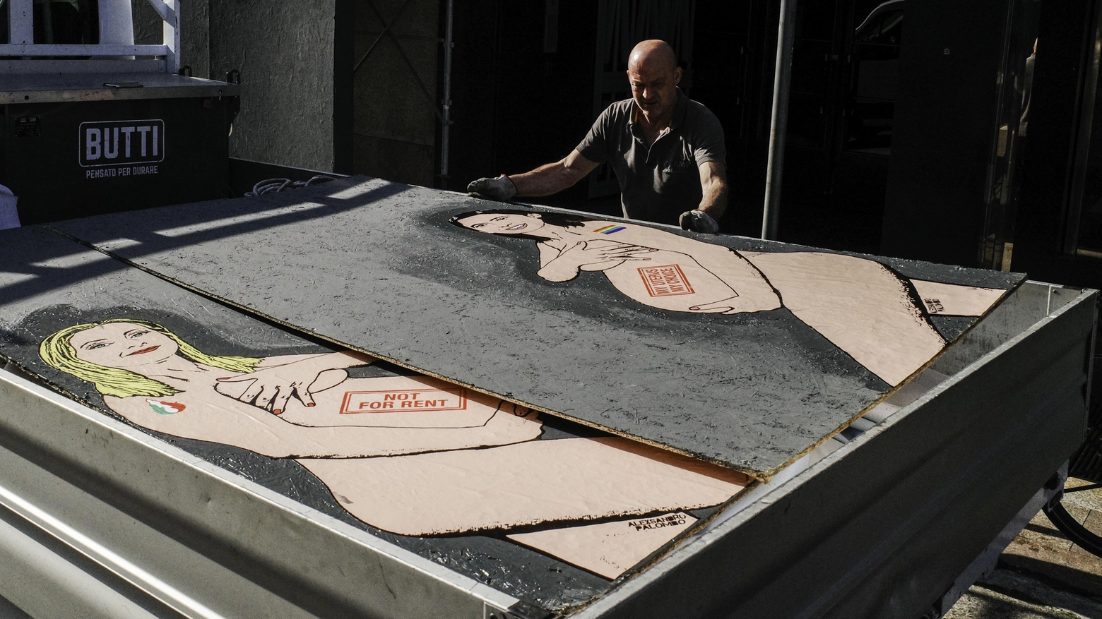 San Babila, via le opere di Palombo "Non pensavo di essere a M-Iran Grave censurare l’arte di strada" San Babila, via le opere di Palombo "Non pensavo di essere a M-Iran Grave censurare l’arte di strada"
