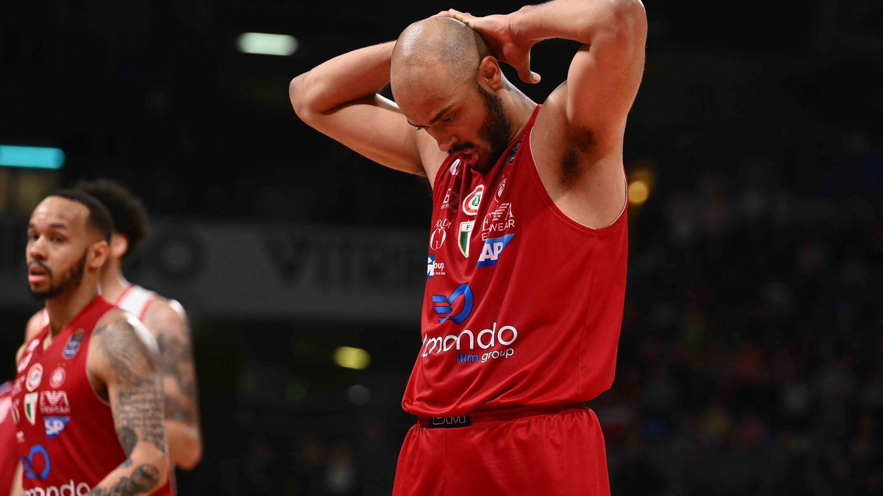 Olimpia Milano sconfitta a Pesaro 88-83. Harakiri nell’ultimo quarto