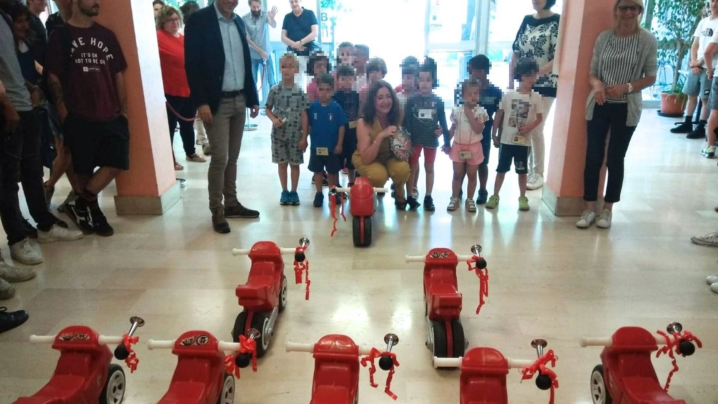 La consegna dei tricicli ai bambini
