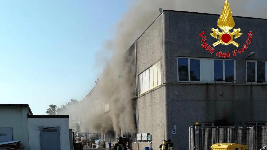 Incendio in azienda ad Abbiategrasso (Foto dei vigili del fuoco)